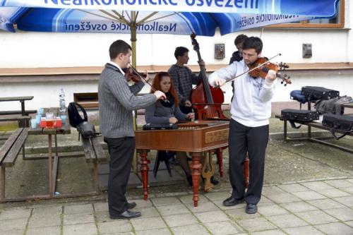 Hody 2014&nbsp;- stavění máje