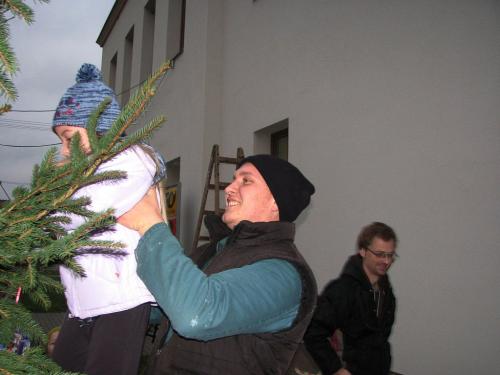 Strojení vánočního stromku před&nbsp;OÚ